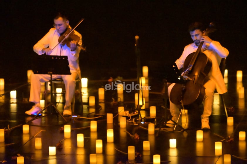 Disfrutan de música de Lana Del Rey con luz de velas