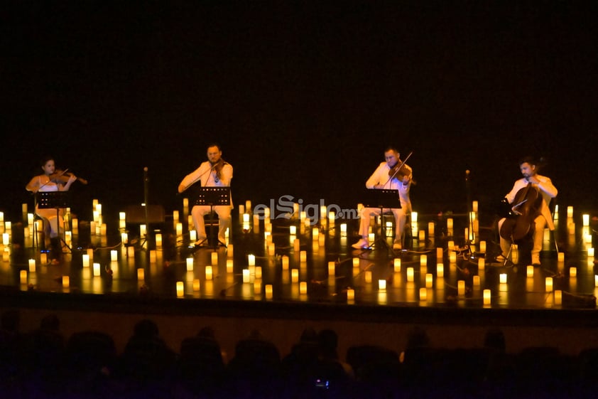 Disfrutan de música de Lana Del Rey con luz de velas