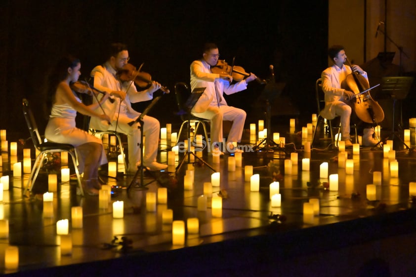 Disfrutan de música de Lana Del Rey con luz de velas