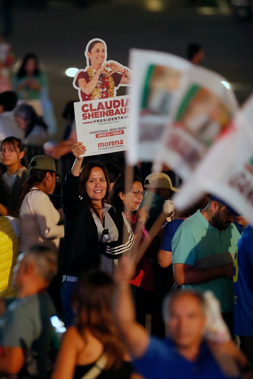 MEX9992. CIUDAD DE MÉXICO (MÉXICO), 02/06/2024.- Simpatizantes de la candidata oficialista a la presidencia de México, Claudia Sheinbaum, celebran en el Zócalo tras conocer los primeros resultados en las elecciones generales mexicanas este domingo, en la Ciudad de México (México). EFE/Mario Guzmán