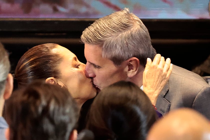 CIUDAD DE MÉXICO, 03/06/2024.- La candidata oficialista a la presidencia de México, Claudia Sheinbaum (i) besa a su esposo Jesús María Tarriba al término de una conferencia de prensa este lunes en la Ciudad de México (México). La oficialista Claudia Sheinbaum será la primera mujer presidenta de México tras obtener entre un 58,3 % y un 60,7% de los votos en las elecciones de este domingo, según el conteo rápido del Instituto Nacional Electoral (INE), ante un rango de entre 26,6% y 28,6% de su principal rival, la opositora Xóchitl Gálvez. EFE/José Méndez