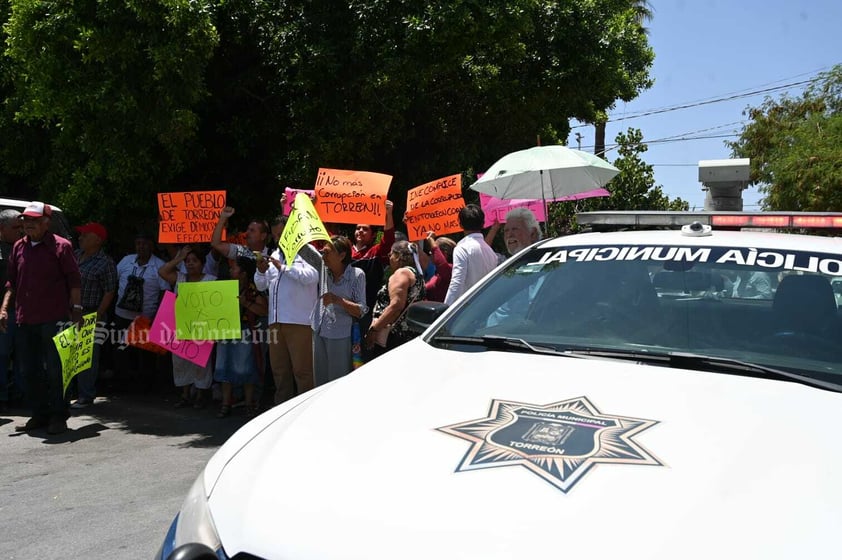 Protestan simpatizantes de Shamir Fernández afuera del IEC Torreón