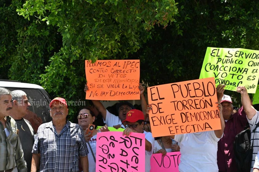 Protestan simpatizantes de Shamir Fernández afuera del IEC Torreón