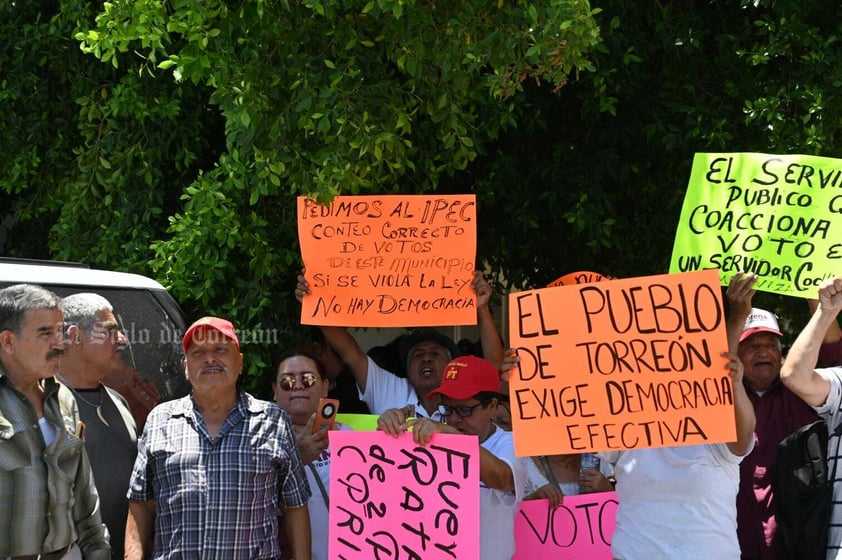 Protestan simpatizantes de Shamir Fernández afuera del IEC Torreón