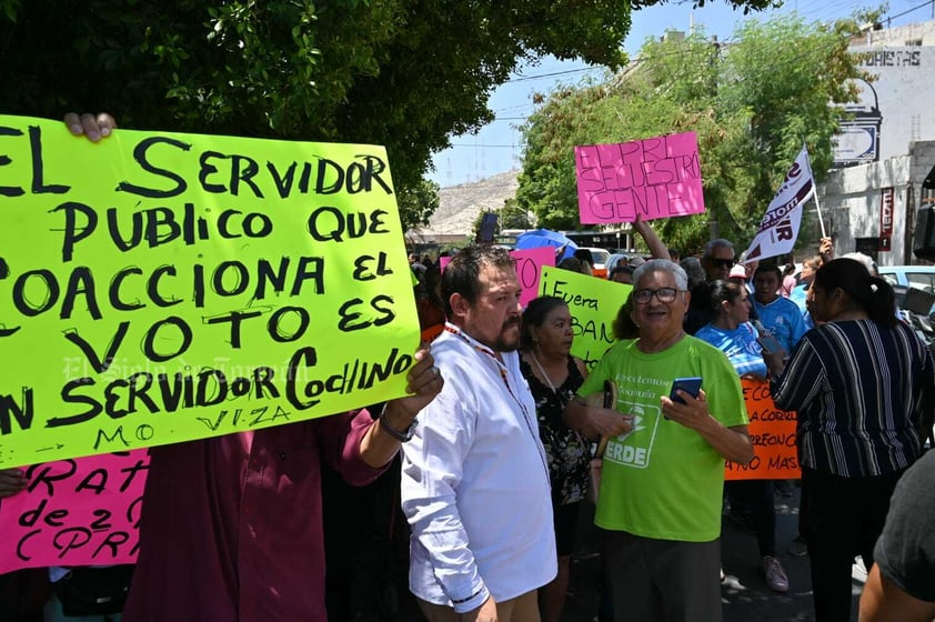 Protestan simpatizantes de Shamir Fernández afuera del IEC Torreón