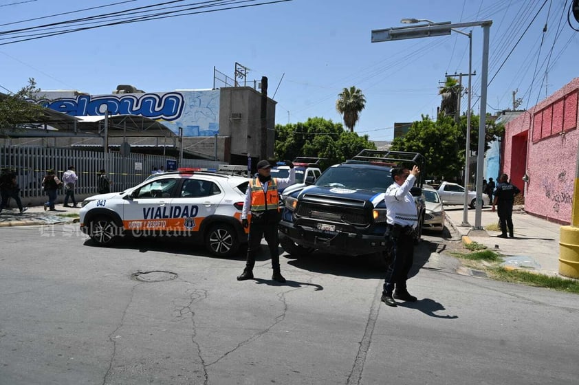 Protestan simpatizantes de Shamir Fernández afuera del IEC Torreón