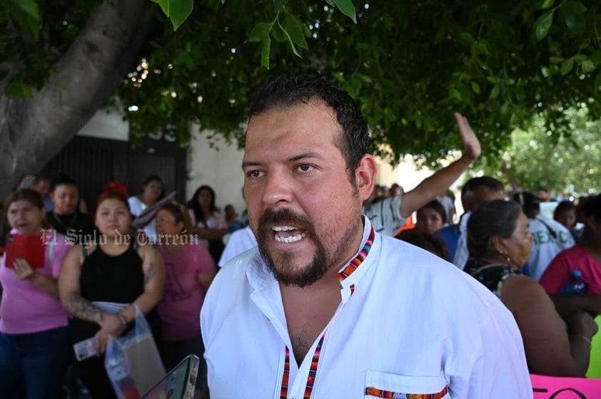 Protestan simpatizantes de Shamir Fernández afuera del IEC Torreón