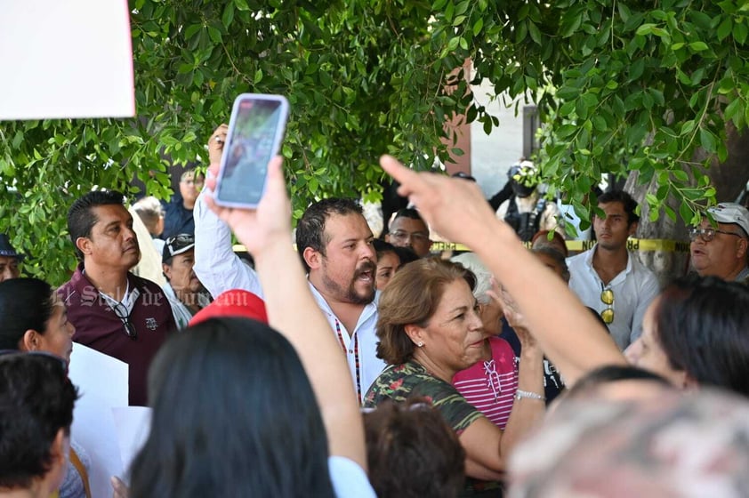 Protestan simpatizantes de Shamir Fernández afuera del IEC Torreón