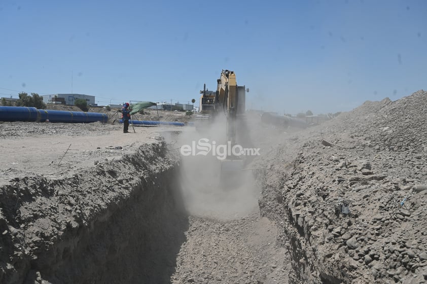 Celebran que Agua Saludable siga por lecho seco del Nazas; inician excavaciones