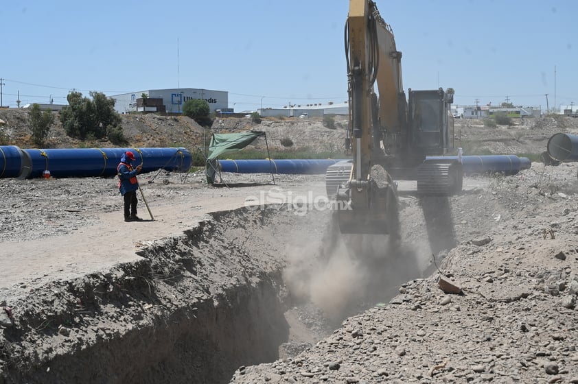 Celebran que Agua Saludable siga por lecho seco del Nazas; inician excavaciones