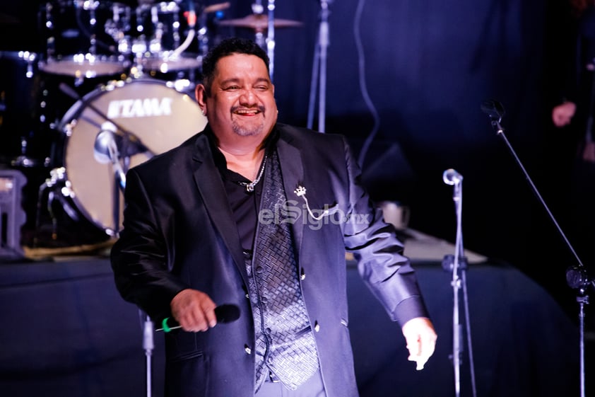 Lagunero Norberto Flores conquista a laguneros con su show de 40 años de carrera