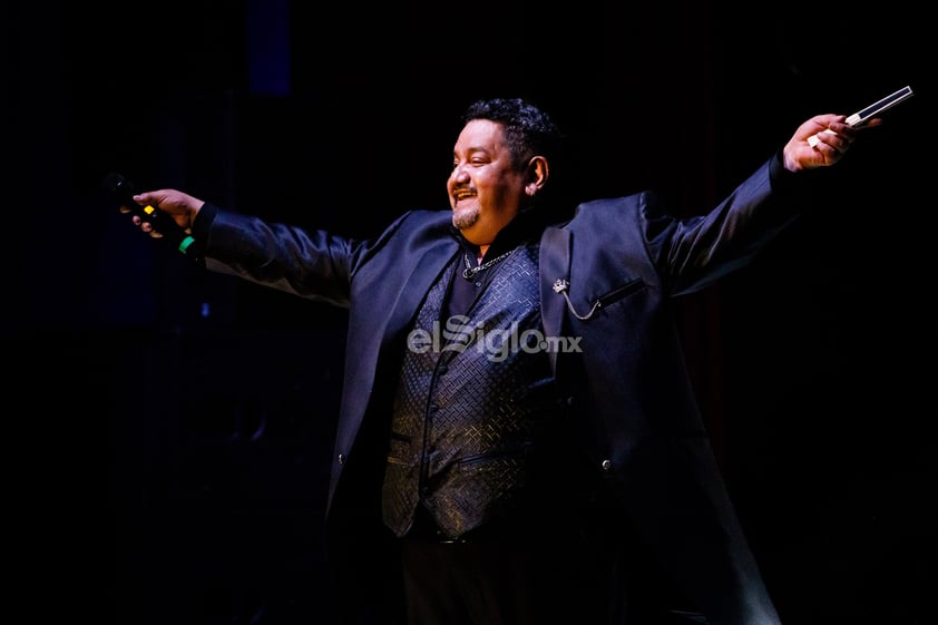 Lagunero Norberto Flores conquista a laguneros con su show de 40 años de carrera