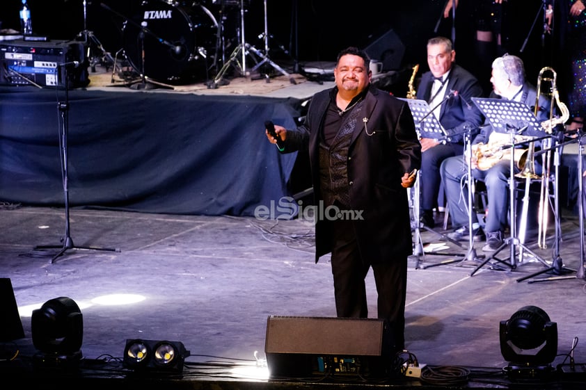 Lagunero Norberto Flores conquista a laguneros con su show de 40 años de carrera