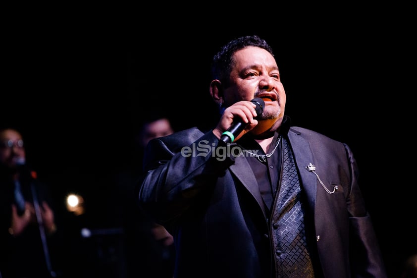 Lagunero Norberto Flores conquista a laguneros con su show de 40 años de carrera