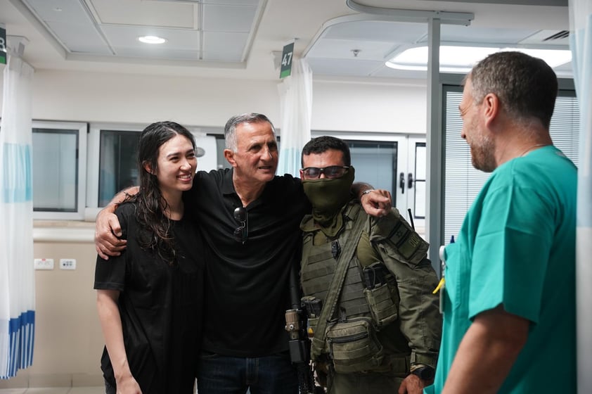 TEL AVIV (ISRAEL), 08/06/2024.- Noa Argamani, de 25 años, se reencuentra con su padre en el Centro Médico 'Sheba' Tel-HaShomer, en Tel Aviv, donde han sido trasladados los cuatro rehenes que el el Ejército israelí ha rescatado este sábado en dos lugares del campo de refugiados de Nuseirat, en el centro de la Franja de Gaza. Los rehenes rescatados con vida son Noa Argamani, de 25 años, de Almog Meir Jan, de 21, Andrey Kozlov, de 27, y Shlomi Ziv, de 40, que fueron secuestrados por Hamás en el festival de música 'Nova' el 7 de octubre. EFE/Ejército de Israel -SOLO USO EDITORIAL/SOLO DISPONIBLE PARA ILUSTRAR LA NOTICIA QUE ACOMPAÑA (CRÉDITO OBLIGATORIO)-