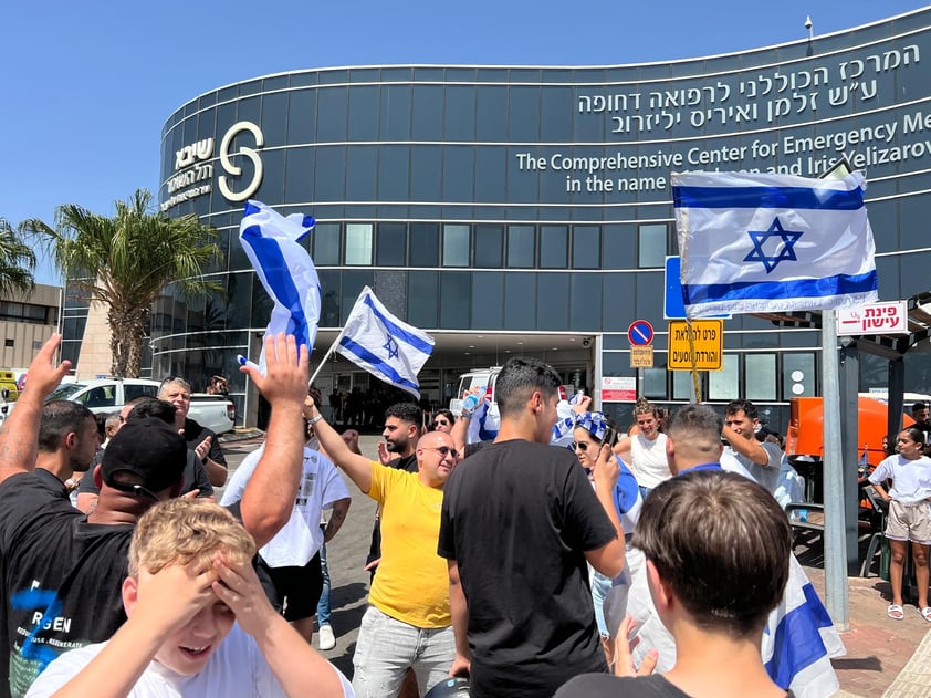 JERUSALEN, 08/06/2024.- Amigos y familiares de los rehenes rescatados celebran frente al Hospital Sheba en Tel Hashomer. El Ejército israelí rescató este sábado a cuatro rehenes en dos lugares del campo de refugiados de Nuseirat, en el centro de la Franja de Gaza, donde han llevado a cabo intensos ataques en los que han muerto al menos 50 palestinos. Los rehenes rescatados con vida son Noa Argamani, de 25 años, de Almog Meir Jan, de 21, Andrey Kozlov, de 27, y Shlomi Ziv, de 40, que fueron secuestrados por Hamás en el festival de música 'Nova' el 7 de octubreEFE/Foro de Familias de Rehenes y Secuestrados/Yael Gadot  *****SOLO USO EDITORIAL/SOLO DISPONIBLE PARA ILUSTRAR LA NOTICIA QUE ACOMPAÑA (CRÉDITO OBLIGATORIO) *****