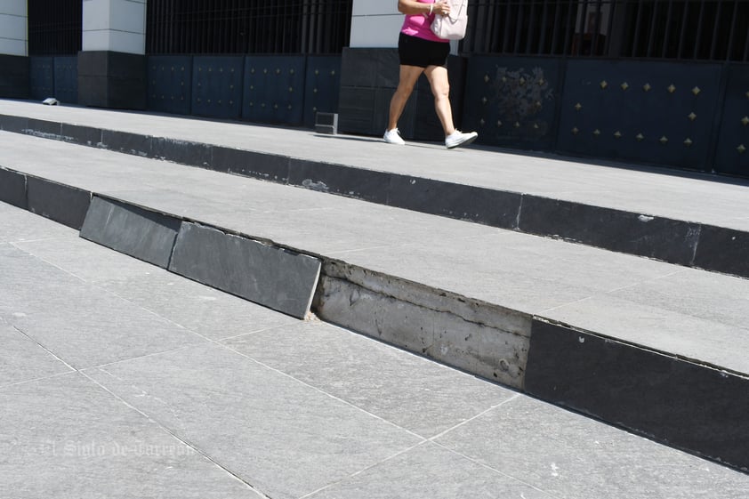 Diversos vitropisos están sueltos, hay cables expuestos en los jardines, hay
árboles que cubren por completo a las esculturas, y pareciera que no se brinda ningún mantenimiento al inmueble.