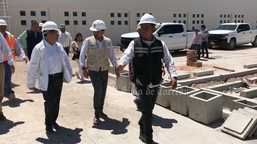 Zoé Robledo recorre obras pendientes del IMSS en La Laguna; se entregan este año