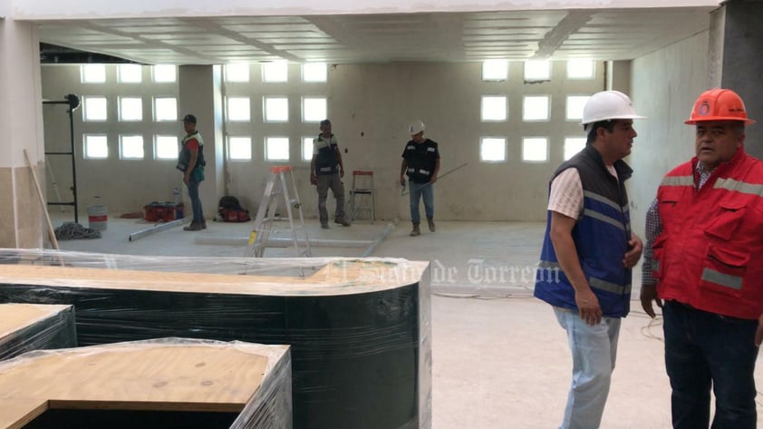 Zoé Robledo recorre obras pendientes del IMSS en La Laguna; se entregan este año