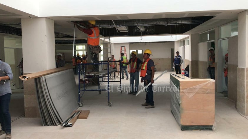 Zoé Robledo recorre obras pendientes del IMSS en La Laguna; se entregan este año