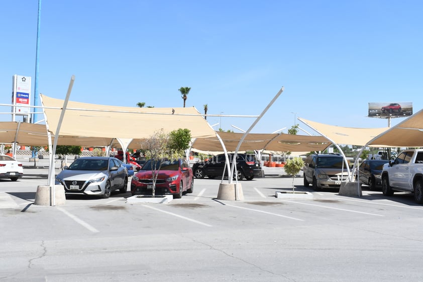 Torreón, rodeado de planchas de cemento por estacionamientos