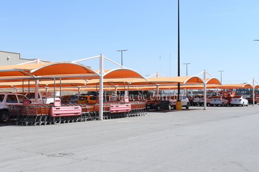 Torreón, rodeado de planchas de cemento por estacionamientos