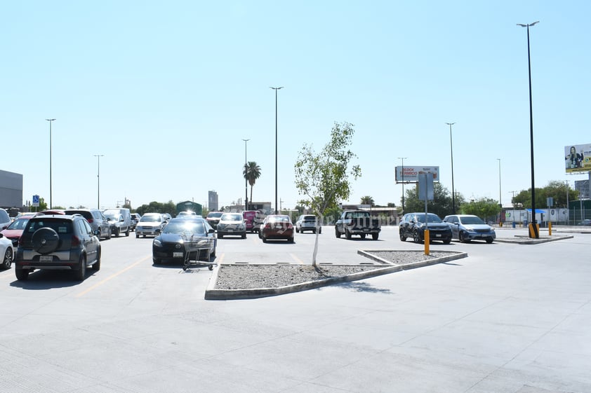 Torreón, rodeado de planchas de cemento por estacionamientos