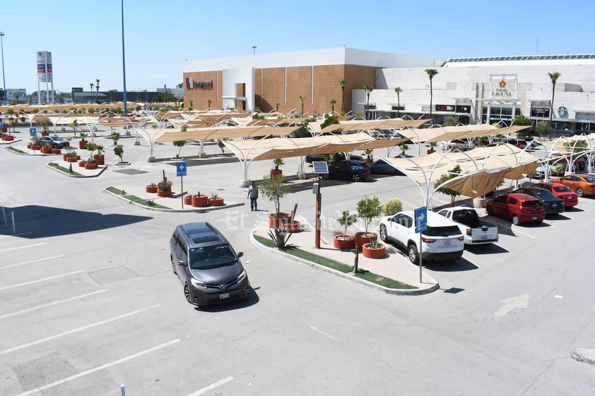 Torreón, rodeado de planchas de cemento por estacionamientos