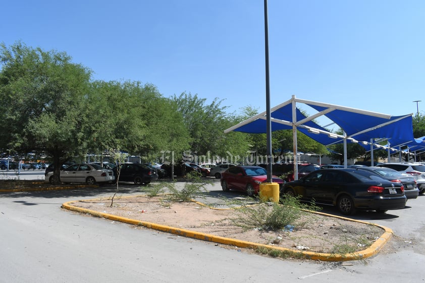 Torreón, rodeado de planchas de cemento por estacionamientos