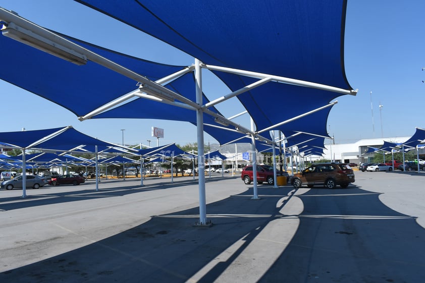 Torreón, rodeado de planchas de cemento por estacionamientos