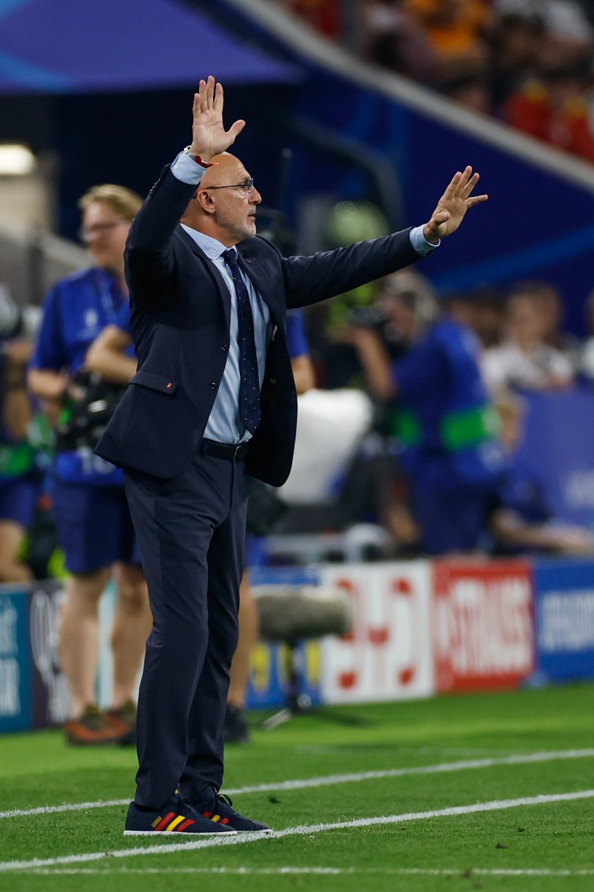 MÚNICH (ALEMANIA), 09/07/2024.- El técnico de la selección española, Luis de la Fuente, durante el partido de semifinales de la Eurocopa de fútbol que España y Francia disputan este martes en Múnich. EFE/Alberto Estévez.