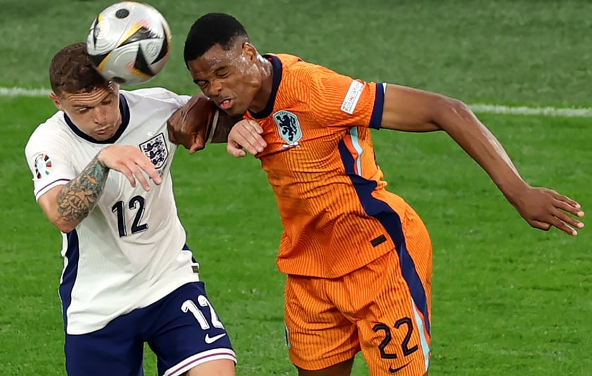 Dortmund (Germany), 10/07/2024.- Kieran Trippier (L) of England in action against Denzel Dumfries of the Netherlands during the UEFA EURO 2024 semi-finals soccer match between Netherlands and England, in Dortmund, Germany, 10 July 2024. (Alemania, Países Bajos; Holanda) EFE/EPA/GEORGI LICOVSKI