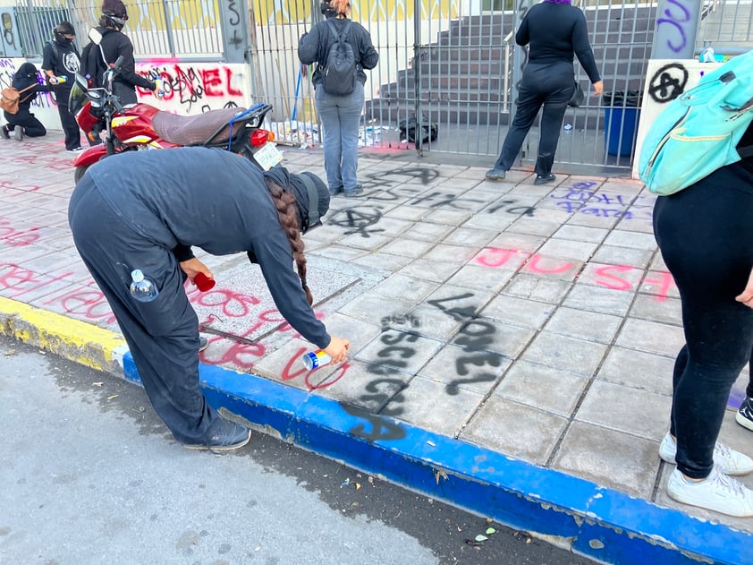 Madre protesta en el Palacio de Justicia de Gómez Palacio