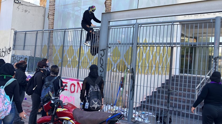 Madre protesta en el Palacio de Justicia de Gómez Palacio