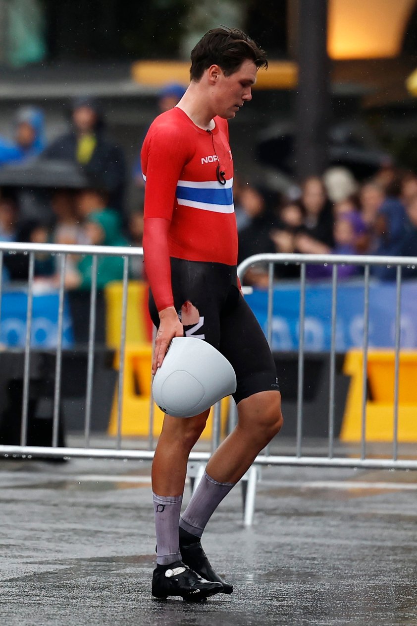 Paris (France), 27/07/2024.- Soren Waerenskjold of Norway withdrawes after he crashes during the Men's Individual Time Trial at the Road Cycling competitions in the Paris 2024 Olympic Games, Pont Alexandre III in Paris, France, 27 July 2024. (Ciclismo, Francia, Noruega) EFE/EPA/YOAN VALAT