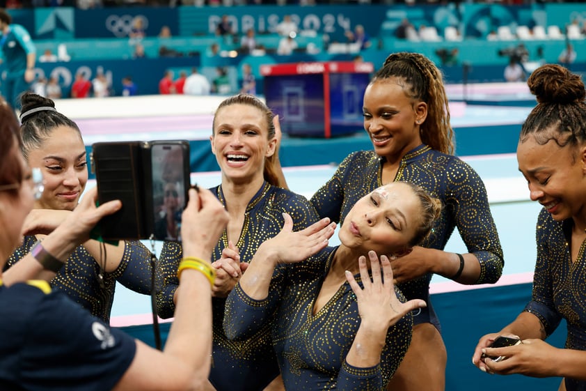 Simone Biles lleva a Estados Unidos al oro en gimnasia en París 2024