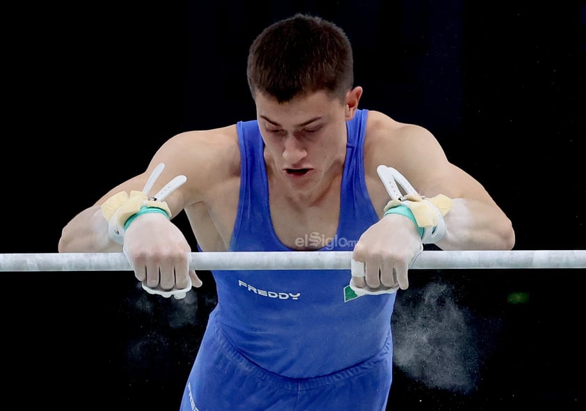 Paris (France), 31/07/2024.- Mario Macchiati of Italy performs on the High Bar during the Men's All-Around Final of the Artistic Gymnastics competitions in the Paris 2024 Olympic Games, at the Bercy Arena in Paris, France, 31 July 2024. (Francia, Italia) EFE/EPA/YAHYA ARHAB