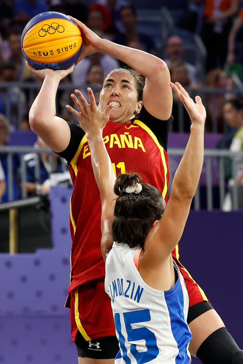 PARÍS, 31/07/2024.- La jugadora de España Vega GImeno (atrás) intenta canasta ante Hortense Limoizun, de Francia durante el partido de fase de grupos de Baloncesto 3x3 Femenino de los Juegos Olímpicos de París 2024, entre Francia y España, este miércoles, en la sede La Concorde de la capital francesa. EFE/ Miguel Toña