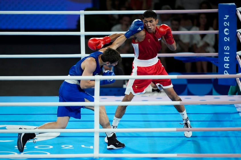 Uzbekistan's Asadkhuja Muydinkhujaev, right, fights Mexico's Marco Verde in their men's 71 kg final boxing match at the 2024 Summer Olympics, Friday, Aug. 9, 2024, in Paris, France. (AP Photo/John Locher)