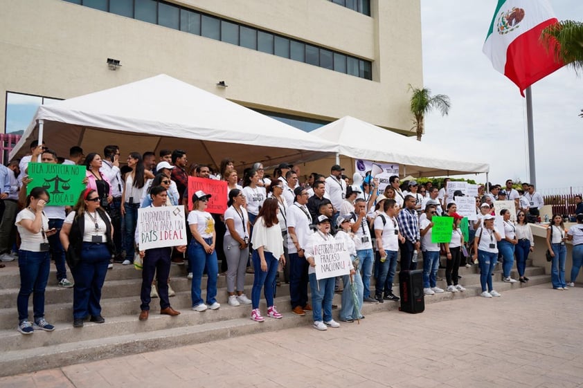 Cerca de mil trabajadores del Poder Judicial de la Federación en Torreón arrancaron un paro de labores de manera indefinida para exigir que se de marcha atrás a la reforma.