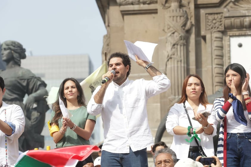 Miles de estudiantes de Derecho protestan en CDMX contra reforma judicial