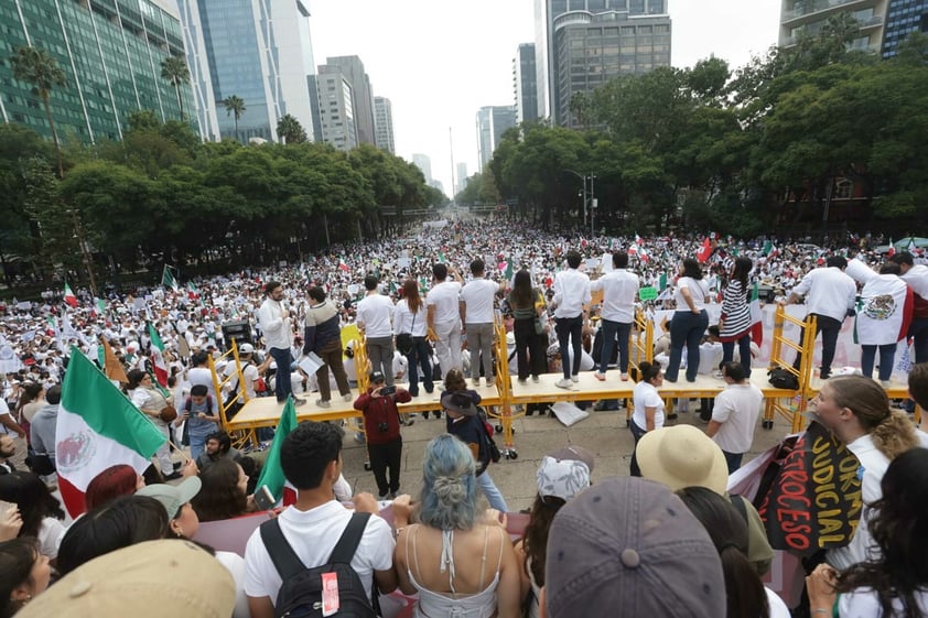 Miles de estudiantes de Derecho protestan en CDMX contra reforma judicial