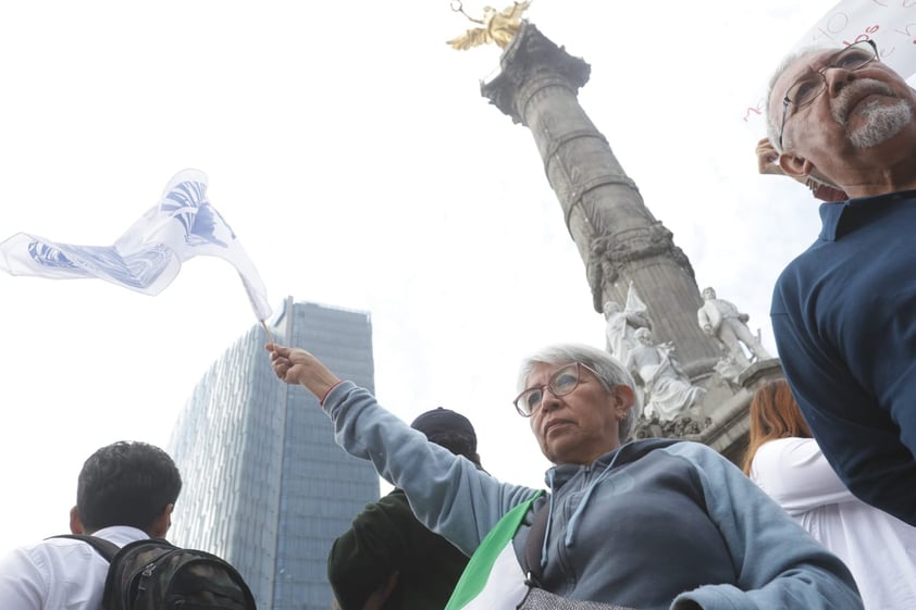 Miles de estudiantes de Derecho protestan en CDMX contra reforma judicial