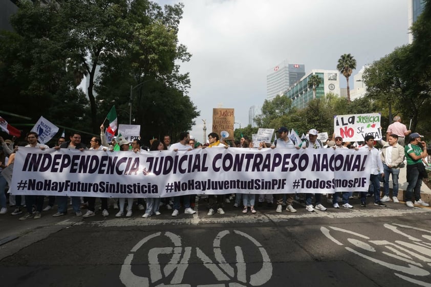 Miles de estudiantes de Derecho protestan en CDMX contra reforma judicial