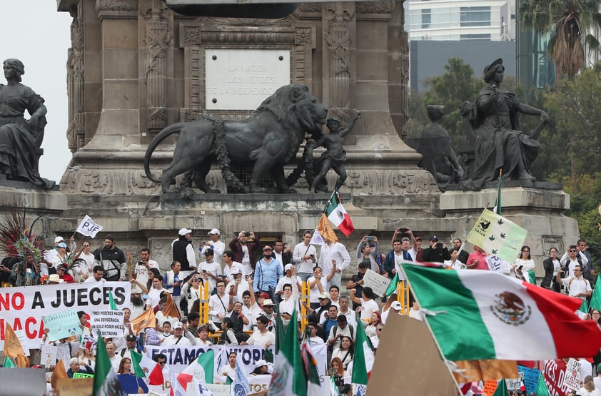 Miles de estudiantes de Derecho protestan en CDMX contra reforma judicial