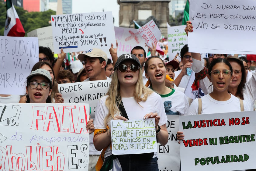 Miles de estudiantes de Derecho protestan en CDMX contra reforma judicial