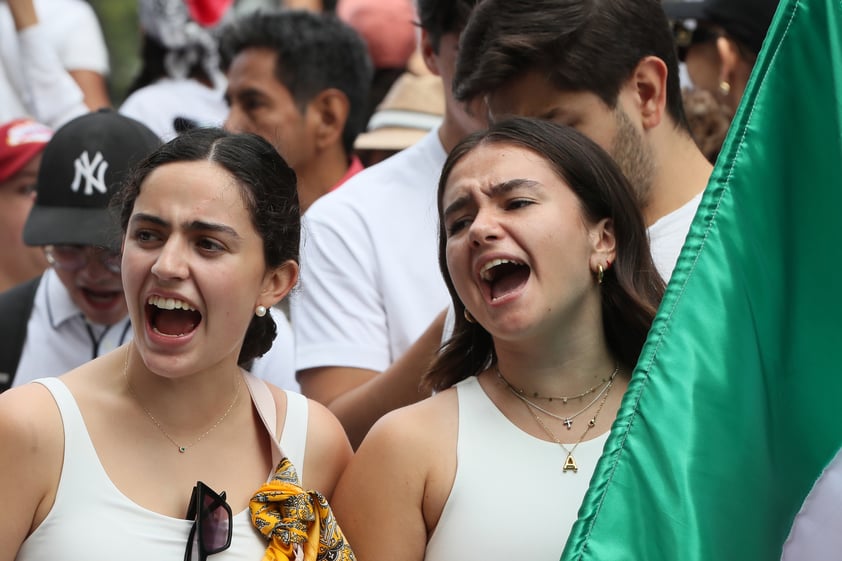 Miles de estudiantes de Derecho protestan en CDMX contra reforma judicial