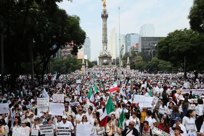 Miles de estudiantes de Derecho protestan en CDMX contra reforma judicial