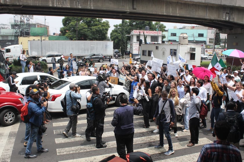 EUM202409POL26.JPG 
CIUDAD DE MÉXICO. Protest/Protesta/PJ.- 3 de septiembre de 2024. Estudiantes de diferentes casas universitarias de México bloquearon vialidades y entradas del Deportivo Magdalena Mixhuca ante la negativa de diputados de atenderlos para escuchar sus opiniones acerca de la reforma judicial. Foto: Agencia EL UNIVERSAL/Francisco Rodríguez/EELG