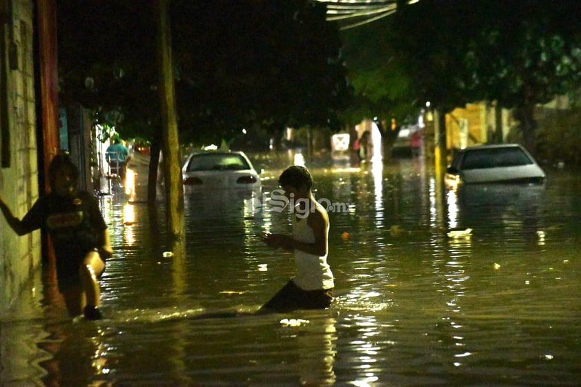 Se desborda laguna de regulación, se inundan colonias Santiago Ramírez y Lázaro Cárdenas